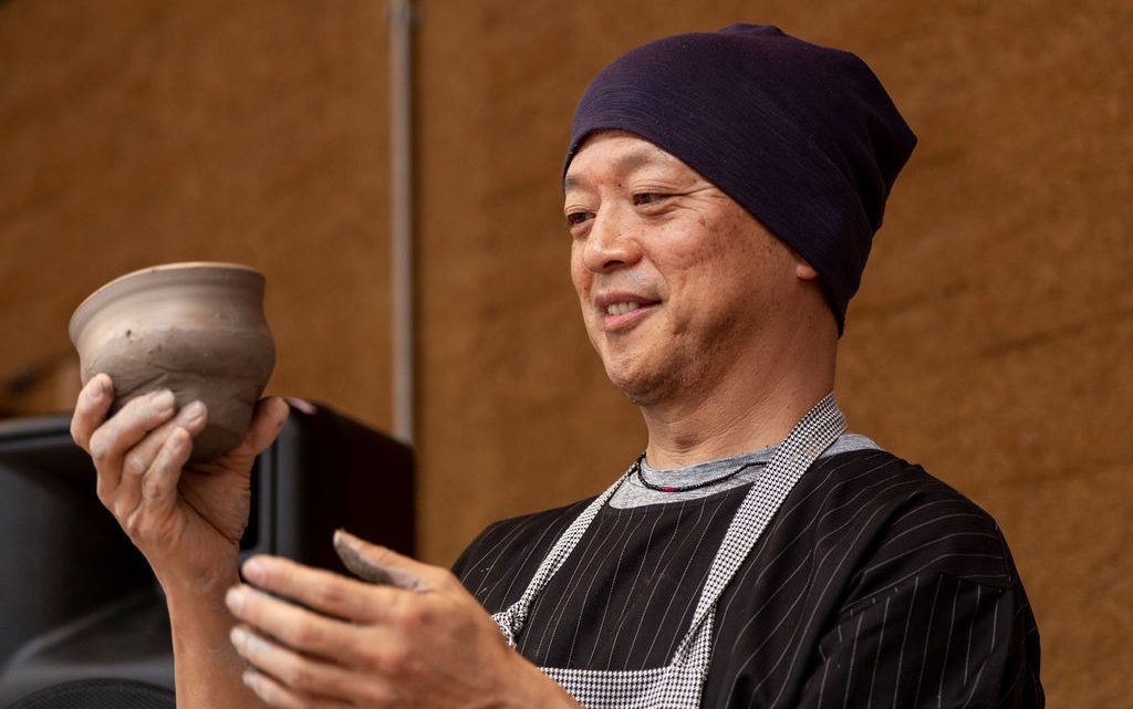 Ôhi Chozaemon XI fala sobre a importância da emoção em workshop de raku